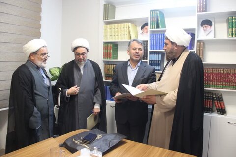 تصاویر / دیدار مسئول مرکز راهبردی جذب حوزه های علمیه کشور با نماینده ولی فقیه در استان قزوین