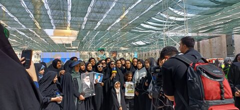 تصاویر/حضورطلاب مدرسه علمیه حضرت صدیقه طاهره غرق آباد درمرقد امام‌خمینی