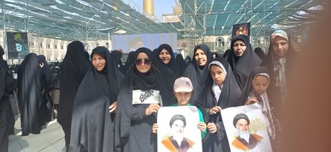 تصاویر/حضورطلاب مدرسه علمیه حضرت صدیقه طاهره غرق آباد درمرقد امام‌خمینی