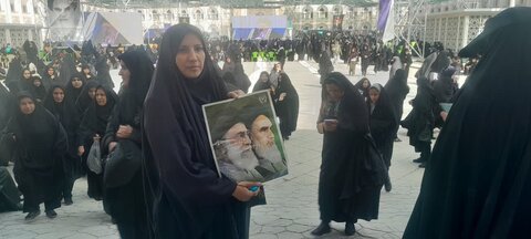 تصاویر/حضورطلاب مدرسه علمیه حضرت صدیقه طاهره غرق آباد درمرقد امام‌خمینی