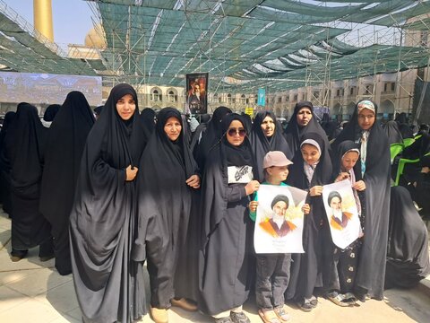 تصاویر/حضورطلاب مدرسه علمیه حضرت صدیقه طاهره غرق آباد درمرقد امام‌خمینی