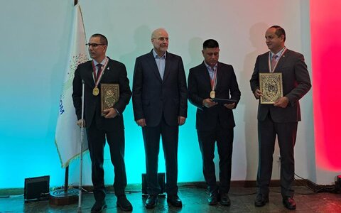 ایران کے اسپیکر نے "تاریخ کی صحیح سمت میں" کا میڈل، وینیزوئیلا کے حکام کو عطا کیا