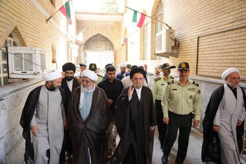 تصاویر برگزاری مراسم بزرگداشت سالگرد ارتحال ملکوتی حضرت امام (ره) در مدرسه علمیه کمالیه خرم آباد