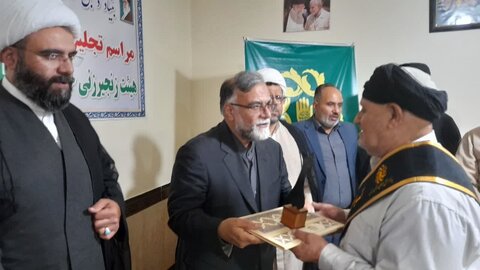 تکریم از هشت پیرغلام حسینی (ع) هیات زنجیرزنی حضرت حسین ابن علی (ع) خرم آباد