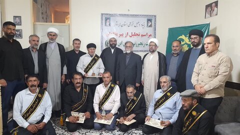 تکریم از هشت پیرغلام حسینی (ع) هیات زنجیرزنی حضرت حسین ابن علی (ع) خرم آباد