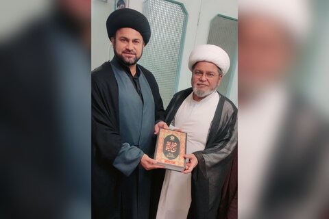 مرکز افکار اسلامی کی جانب سے علامہ شبیر میثمی کی خدمت میں آستان قدس رضوی سے چھپی نہج البلاغہ کا گرانقدر تحفہ