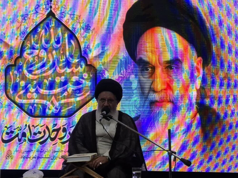 در معرفی مقام معظم رهبری به نسل جوان کوتاهی کرده‌ایم