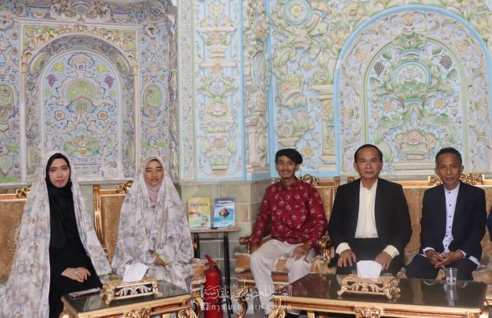 حضور رئیس مرکز فرماندهی توسعه روابط فرهنگی استانهای جنوبی تایلند در حرم بانوی کرامت