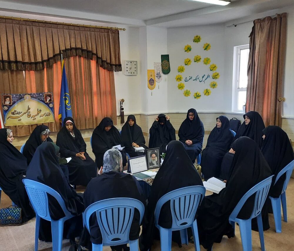 برگزاری نشست معرفی سیره و آثار امام خمینی(ره) در مدرسه علمیه فاطمیه محلات+ عکس