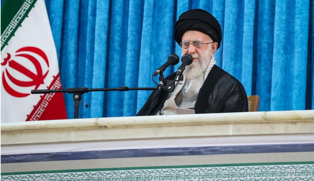 ईरानी क़ौम अपने फ़ैसले की मालिक है और ईरान में संवर्धन के विषय से अमरीका का कोई लेना देना नहीं होना चाहिए ईरानी क़ौम अपने फ़ैसले की मालिक है और ईरान में संवर्धन के विषय से अमरीका का कोई लेना देना नहीं होना चाहिए