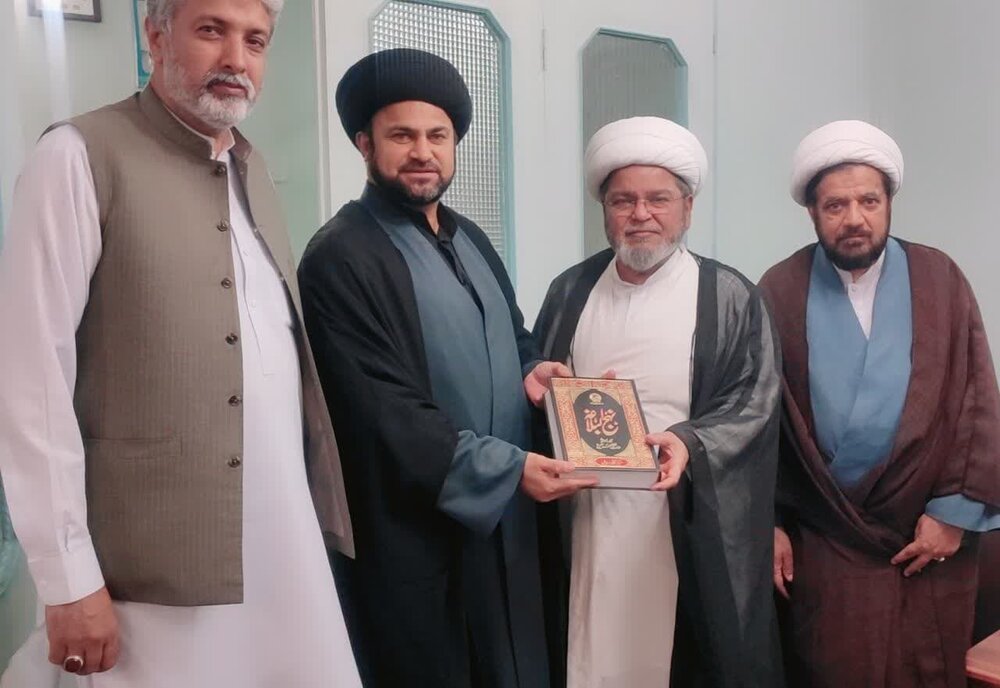 مرکز افکار اسلامی کی جانب سے علامہ شبیر میثمی کی خدمت میں آستان قدس رضوی سے چھپی نہج البلاغہ کا گرانقدر تحفہ