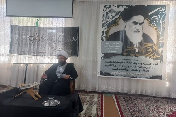 مسئولان با ادامه راه امام خمینی(ره) عزت و سربلندی کشور را حفظ کنند+ عکس