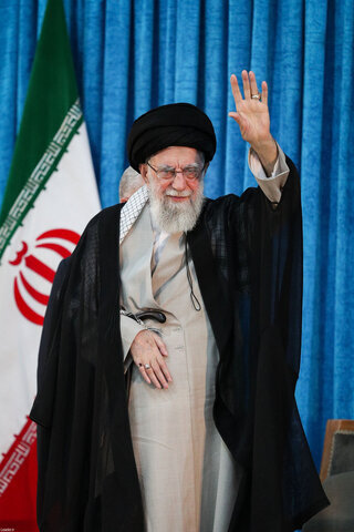 Imágenes / Ceremonia del 36º aniversario del fallecimiento del Imam Jomeini (que Dios tenga misericordia de él) con la presencia del Líder Supremo de la Revolución
