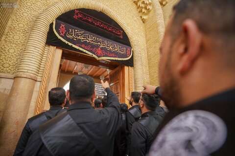 موكب العتبة العلوية المقدسة يُحيي مراسم عزاء استشهاد مسلم بن عقيل (ع) في مرقده الطاهر