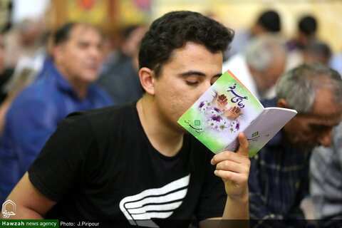 آلاف المؤمنين يشاركون في قراءة دعاء عرفة بالمسجد المقدس في جمكران