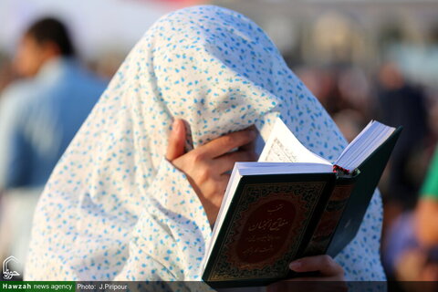 آلاف المؤمنين يشاركون في قراءة دعاء عرفة بالمسجد المقدس في جمكران