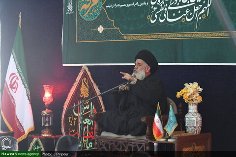 آلاف المؤمنين يشاركون في قراءة دعاء عرفة بالمسجد المقدس في جمكران
