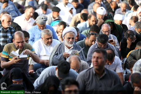 آلاف المؤمنين يشاركون في قراءة دعاء عرفة بالمسجد المقدس في جمكران