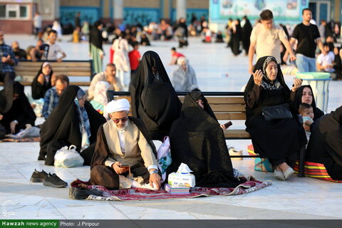 آلاف المؤمنين يشاركون في قراءة دعاء عرفة بالمسجد المقدس في جمكران