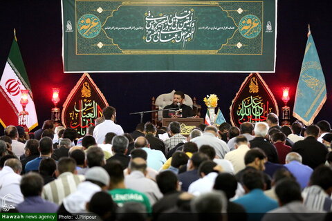 آلاف المؤمنين يشاركون في قراءة دعاء عرفة بالمسجد المقدس في جمكران