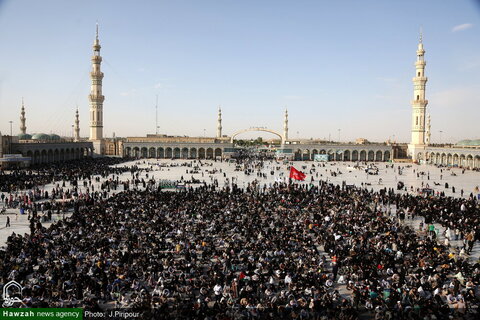 آلاف المؤمنين يشاركون في قراءة دعاء عرفة بالمسجد المقدس في جمكران