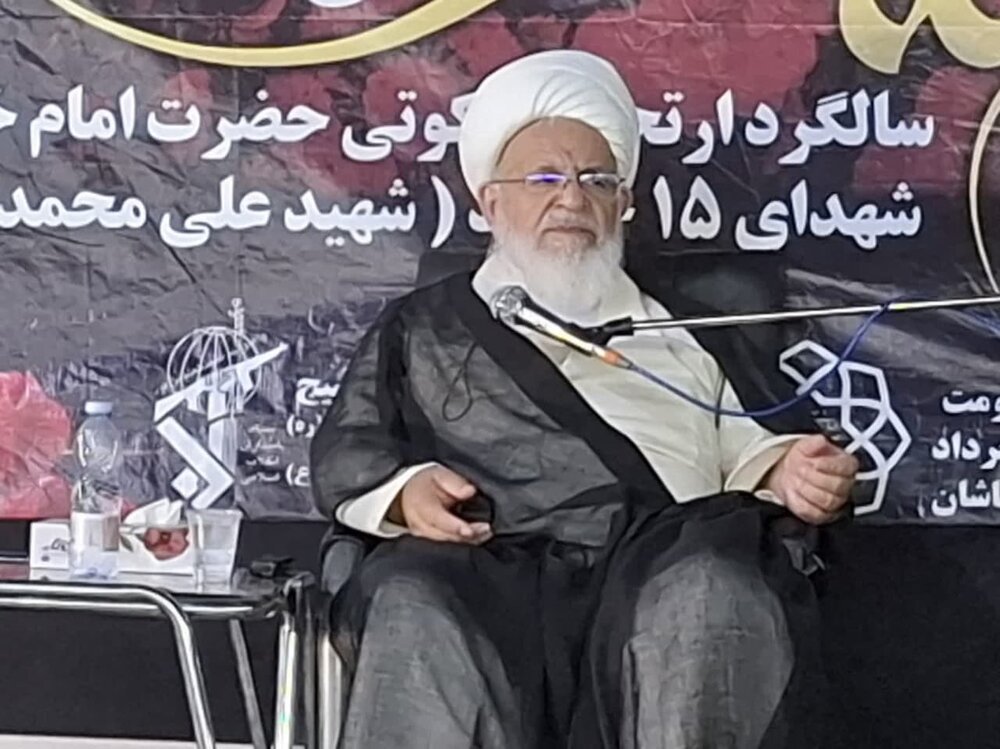 امام خمینی(ره) در پاریس با ۴۰۰ مصاحبه صدای مردم ایران و نهضت انقلاب را به جهان مخابره کرد