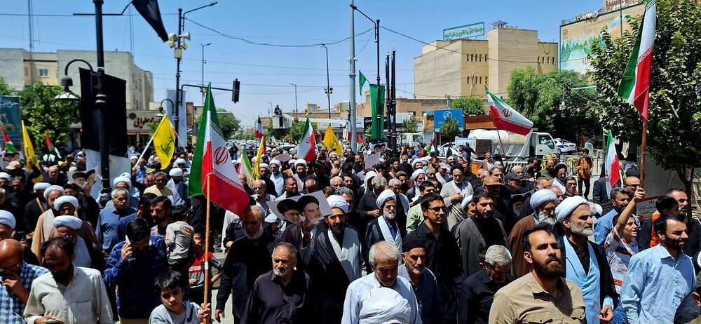 مسيرة حاشدة لأهالي قم في ذكرى انتفاضة 15 خُرداد