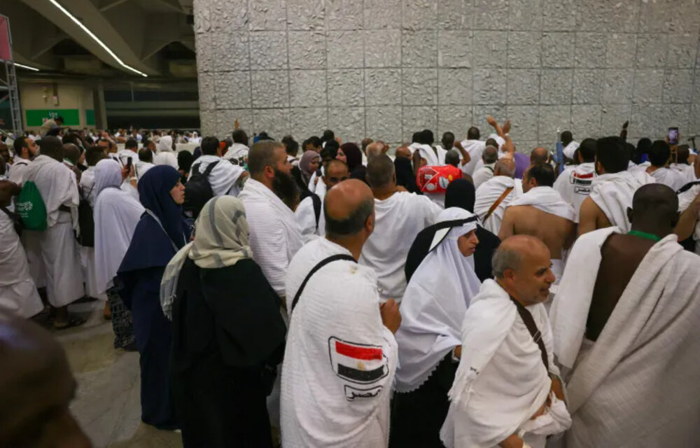 الحجاج يبدؤون رمي الجمرات في أول أيام عيد الأضحى