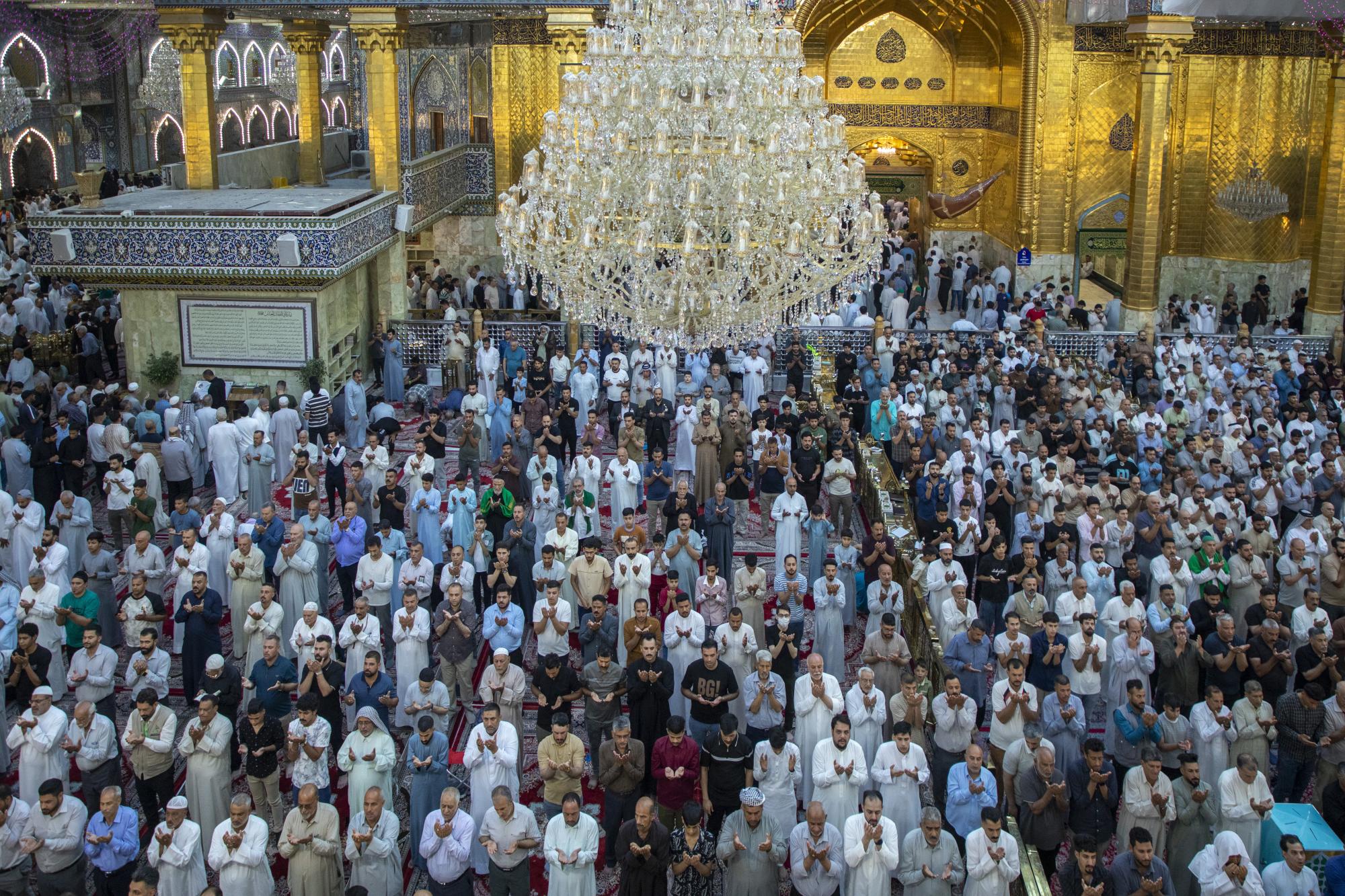 تصاویر/ برگزاری نماز عید سعید قربان در حرم حضرت اباالفضل العباس (علیه السلام)