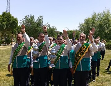 تصاویر/ اهتزاز بیرق مبارک حضرت امیرالمؤمنین (ع) در اراک