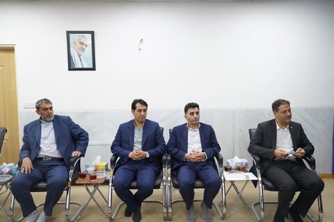 تصاویر دیدار رئیس و جمعی از کارکنان بانک سپه لرستان با نماینده ولی فقیه در استان