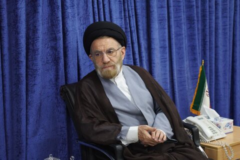 تصاویر دیدار رئیس و جمعی از کارکنان بانک سپه لرستان با نماینده ولی فقیه در استان