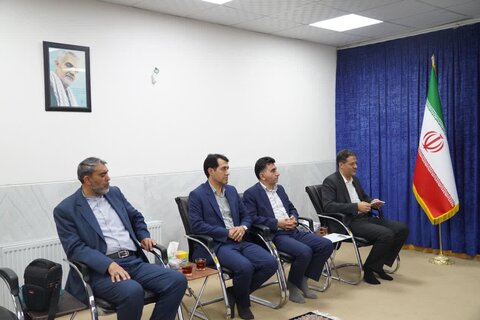 تصاویر دیدار رئیس و جمعی از کارکنان بانک سپه لرستان با نماینده ولی فقیه در استان