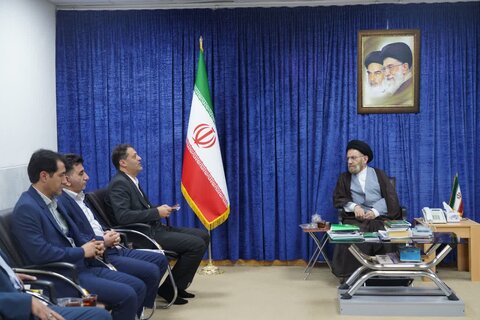 تصاویر دیدار رئیس و جمعی از کارکنان بانک سپه لرستان با نماینده ولی فقیه در استان