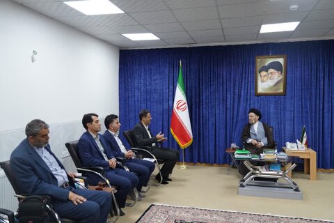 تصاویر دیدار رئیس و جمعی از کارکنان بانک سپه لرستان با نماینده ولی فقیه در استان