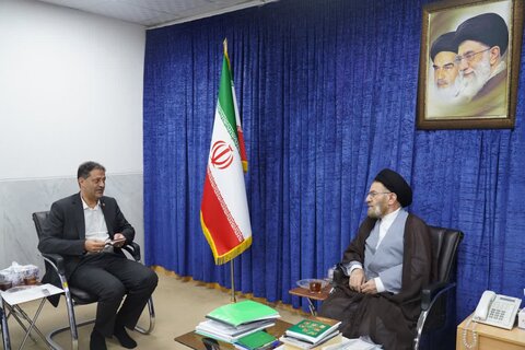 تصاویر دیدار رئیس و جمعی از کارکنان بانک سپه لرستان با نماینده ولی فقیه در استان