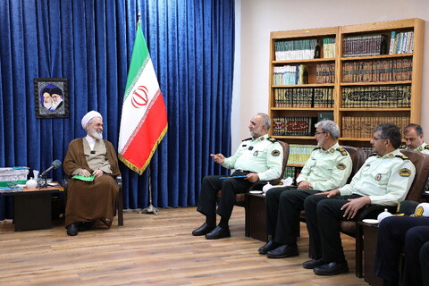 تصاویر/ دیدار فرمانده انتظامی استان قم  با آیت الله اعرافی