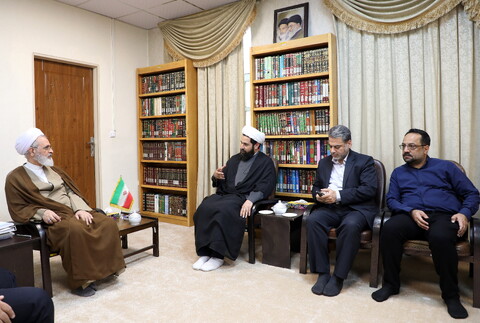 تصاویر/دیدار رئیس صندوق قرض الحسنه دفتر تبلیغات اسلامی حوزه علمیه با آیت الله اعرافی