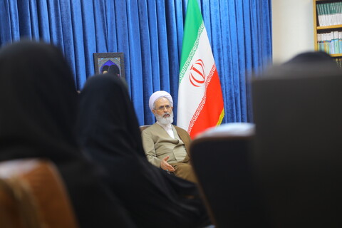 تصاویر / دیدار اعضای هیئت خادم الرضا (ع) با آیت الله اعرافی