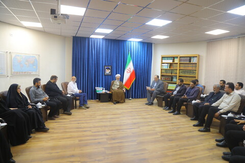 تصاویر / دیدار اعضای هیئت خادم الرضا (ع) با آیت الله اعرافی