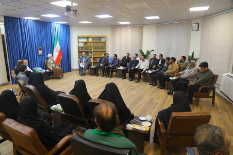 تصاویر / دیدار اعضای هیئت خادم الرضا (ع) با آیت الله اعرافی