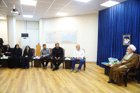 تصاویر / دیدار اعضای هیئت خادم الرضا (ع) با آیت الله اعرافی