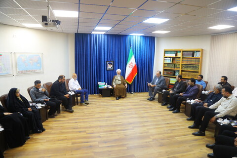 تصاویر / دیدار اعضای هیئت خادم الرضا (ع) با آیت الله اعرافی