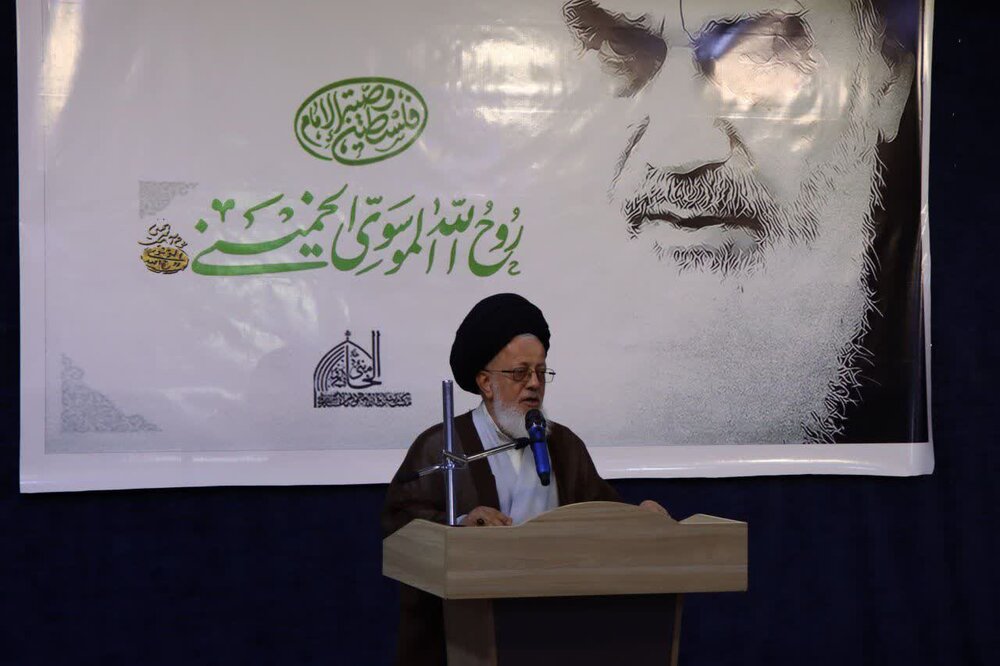 امام خمینی(ره) شجره طیبه‌ای بود که با نور ایمان، جهان را بیدار کرد