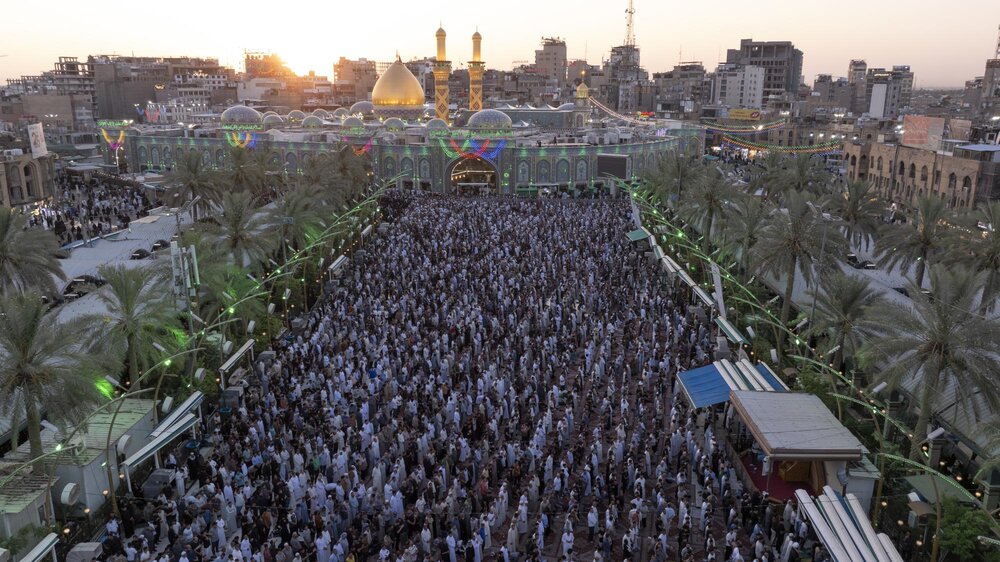 تصاویر/ اقامه نماز عید قربان در بین الحرمین کربلای معلی