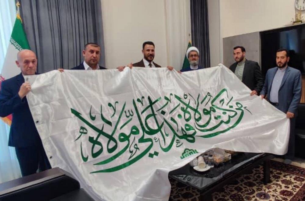استعدادًا لإحياء ذكرى أسبوع الغدير.. وفد العتبة العلويّة المقدّسة يسلّم راية الغدير الأغرّ إلى العتبة الرضوية المقدسة
