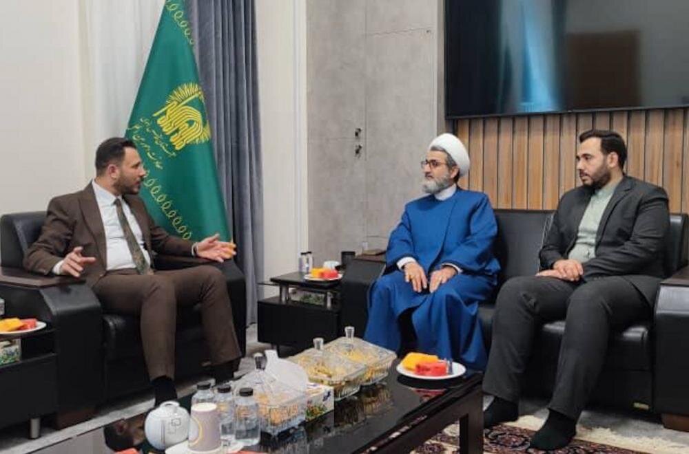استعدادًا لإحياء ذكرى أسبوع الغدير.. وفد العتبة العلويّة المقدّسة يسلّم راية الغدير الأغرّ إلى العتبة الرضوية المقدسة