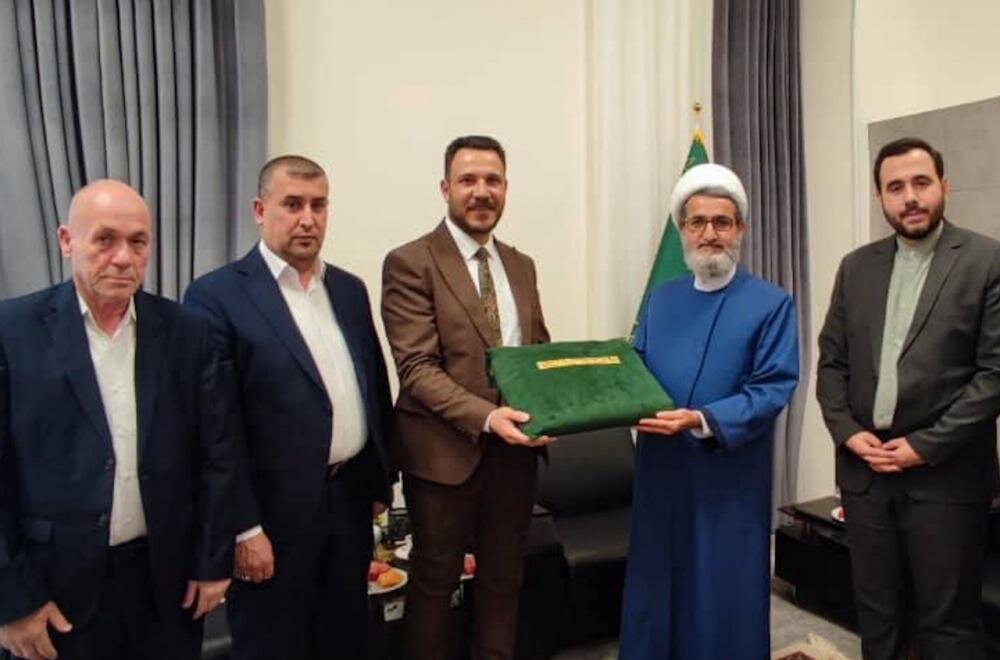 استعدادًا لإحياء ذكرى أسبوع الغدير.. وفد العتبة العلويّة المقدّسة يسلّم راية الغدير الأغرّ إلى العتبة الرضوية المقدسة
