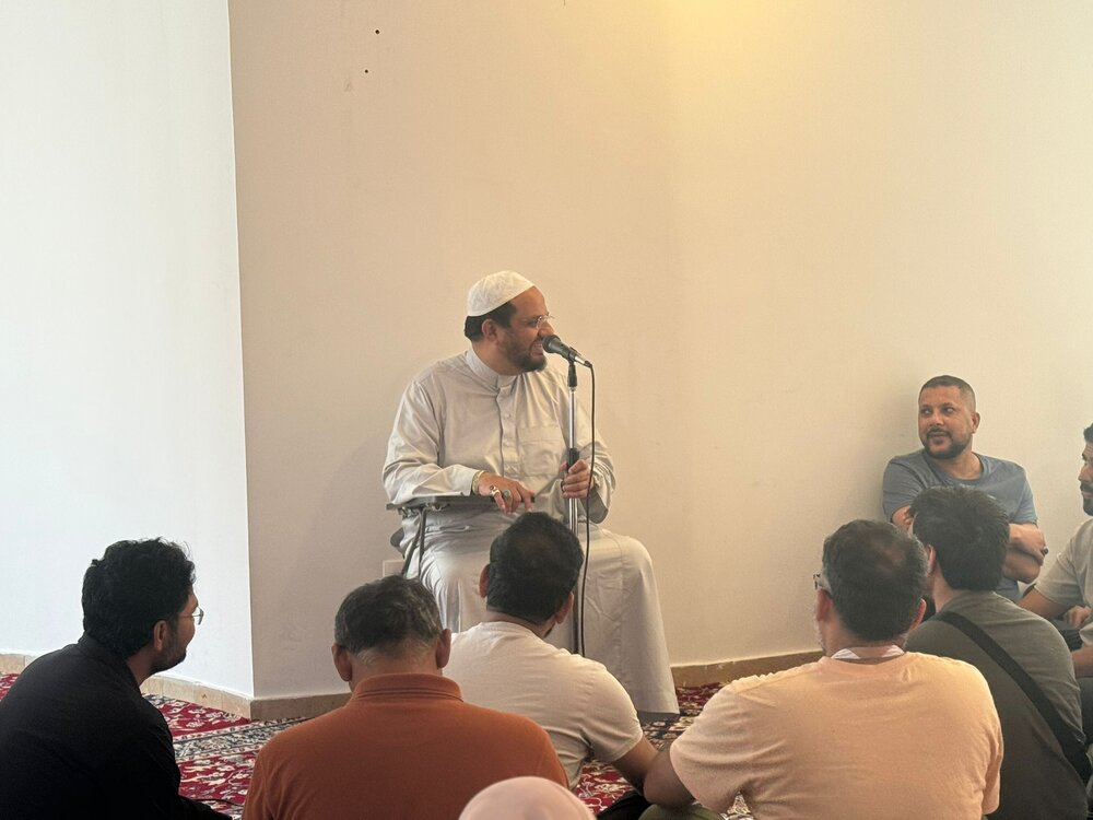 हाजियों की सेवा उन सद्गुणों में से एक है जिसके लिए जिब्रील ने चाहा कि वह इंसान होते