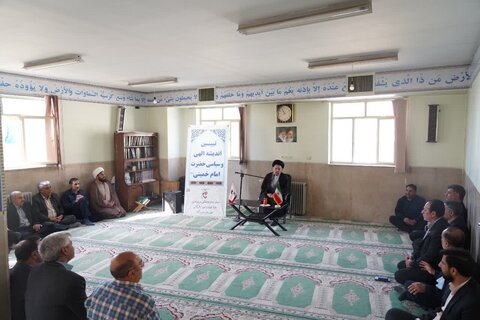 برگزاری نشست تبیینی اندیشه اللهی و سیاسی امام (ره)در خرم آباد